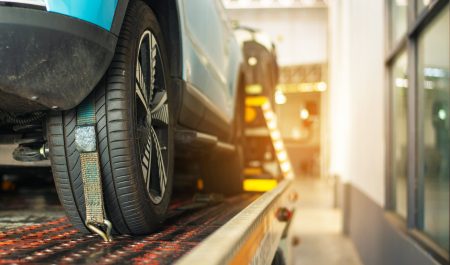 Coche eléctrico en las grúas