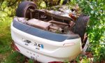Conducía por Galicia, le picó una avispa y terminó en un accidente casi fatal que dejó dos personas heridas: así puedes evitar una tragedia