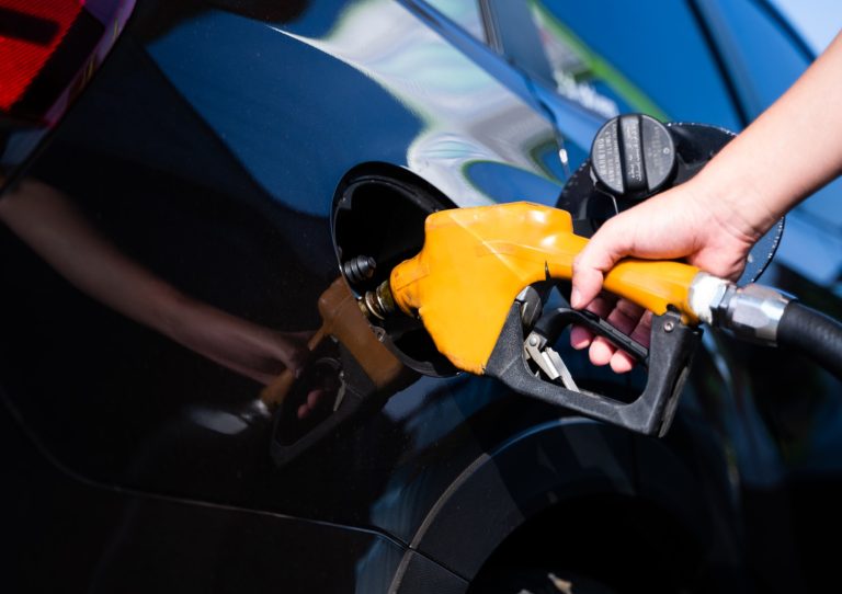 Echar gasolina manguera