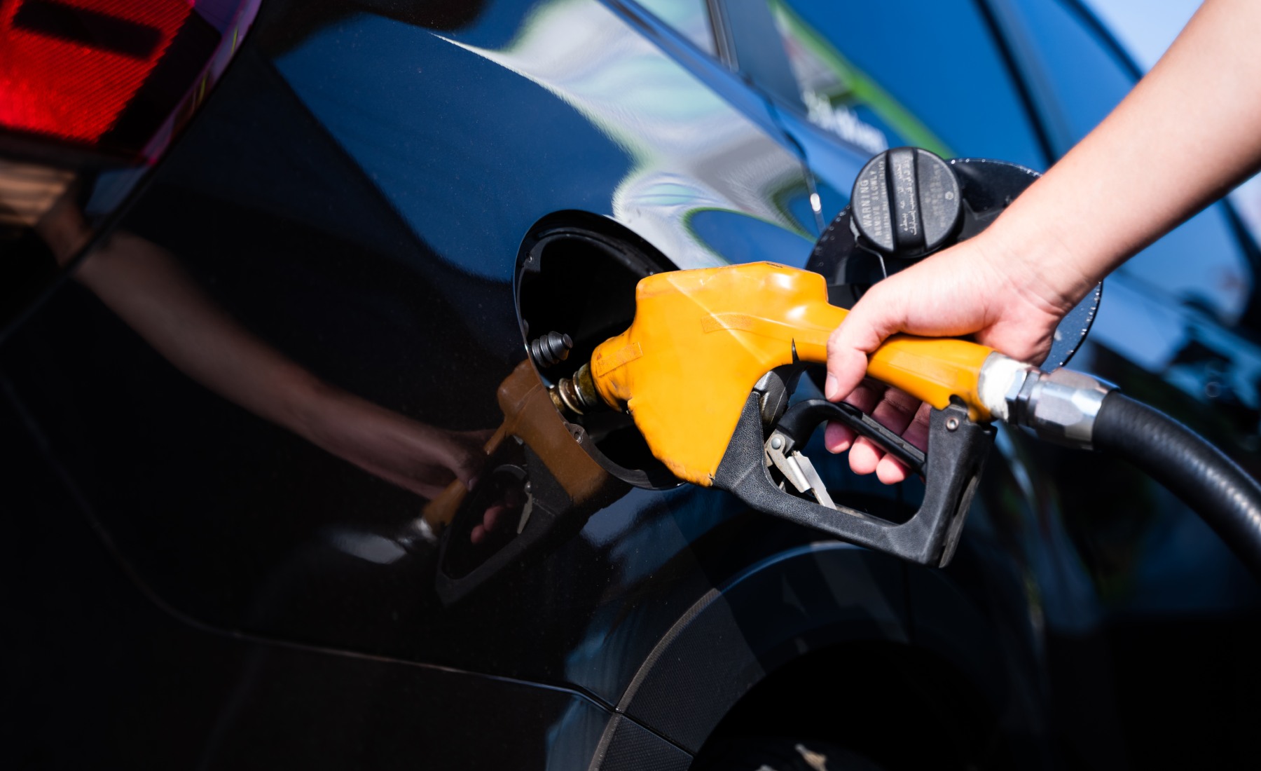 Echar gasolina manguera
