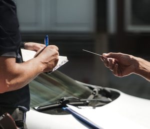 Entrega carnet conducir a la policía