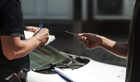 Entrega carnet conducir a la policía