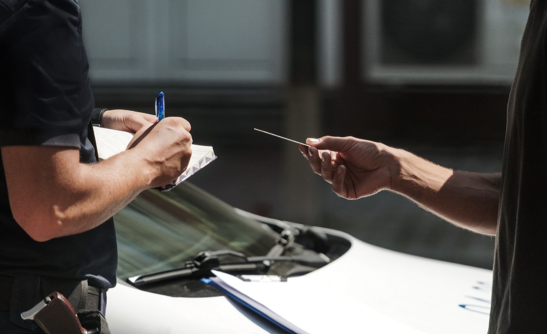 Entrega carnet conducir a la policía