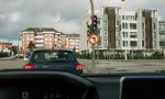 El error más común al esperar en un semáforo que está destruyendo el motor de tu coche (y pocos conductores conocen)