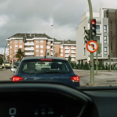 El error más común al esperar en un semáforo que está destruyendo el motor de tu coche (y pocos conductores conocen)