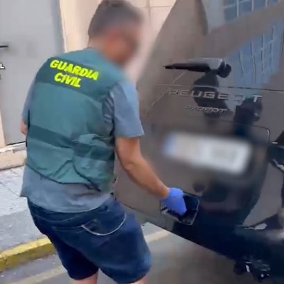 La Guardia Civil detectó una maniobra extraña en una furgoneta y lo que acabó encontrando es para alucinar: 17 bolsas de deporte llenas de droga y dinero