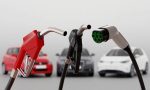 ¿Gasolina, diésel o eléctrico? Mismo modelo, tres motorizaciones y la misma cantidad de combustible: la prueba que desvela qué coche hace más kilómetros con el mismo dinero