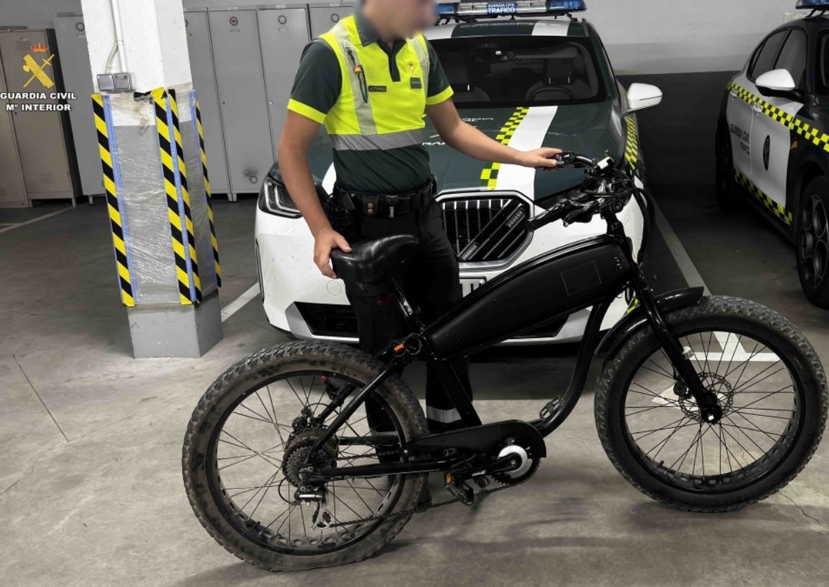 Guardia civil ciclomotor