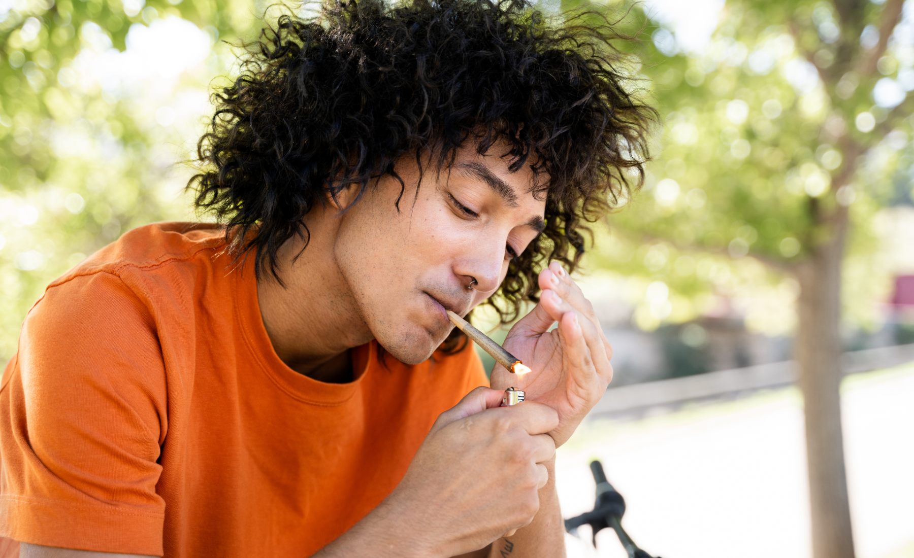 Joven francés fumando