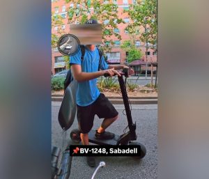 Joven patinete eléctrico Sabadell