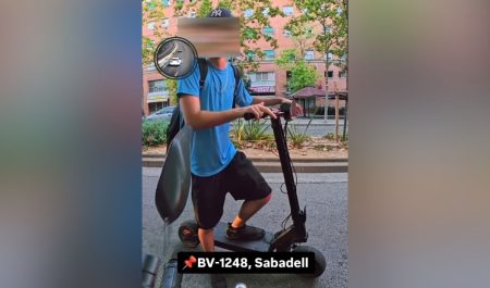 Joven patinete eléctrico Sabadell