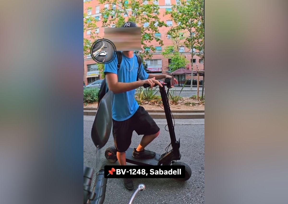 Joven patinete eléctrico Sabadell