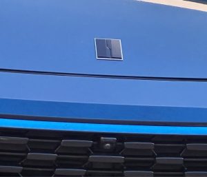 He visto este curioso logo en un coche y me ha llamado la atención: ¿de qué marca se trata?