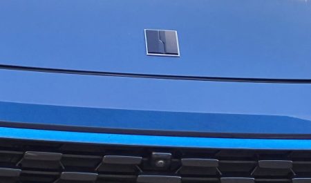 He visto este curioso logo en un coche y me ha llamado la atención: ¿de qué marca se trata?