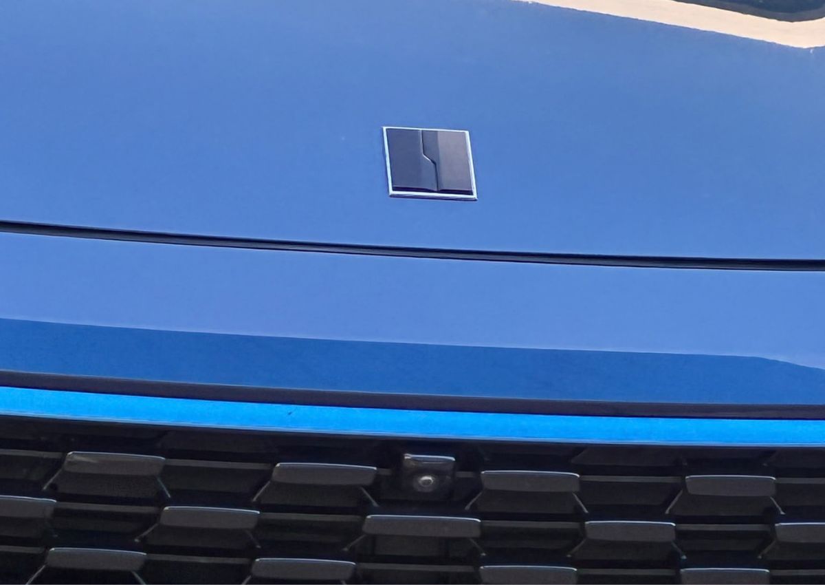 He visto este curioso logo en un coche y me ha llamado la atención: ¿de qué marca se trata?