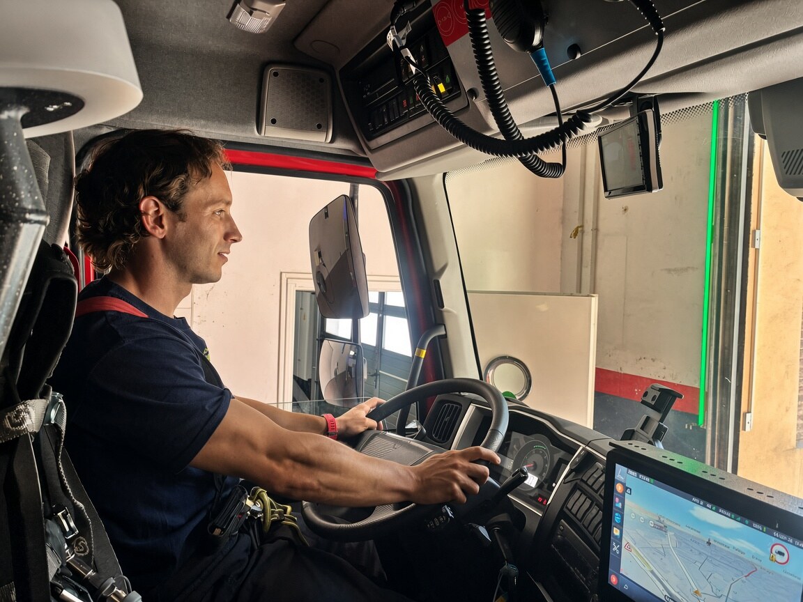 Mario Manzanares en el camión de bomberos