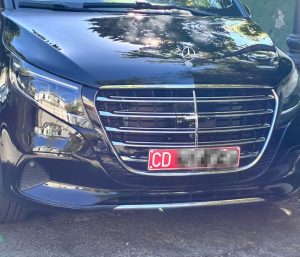 Matrículas rojas: qué significan las siglas CD que lucen algunos coches en España