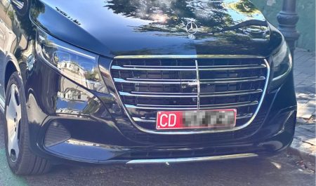 Matrículas rojas: qué significan las siglas CD que lucen algunos coches en España
