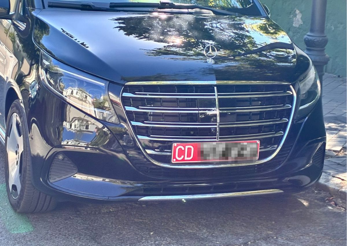 Matrículas rojas: qué significan las siglas CD que lucen algunos coches en España