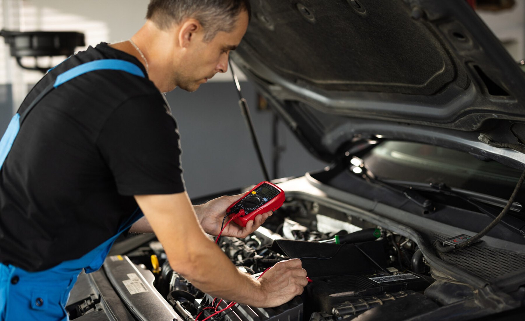 Mecánico reparando un coche