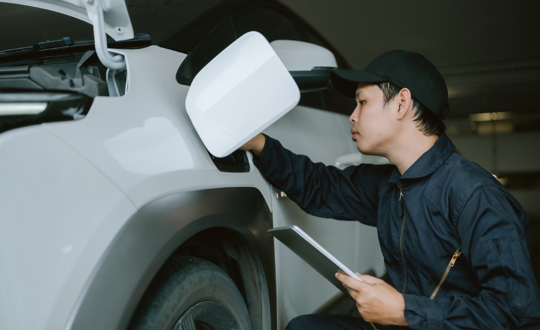 Mecánico taller coche eléctrico