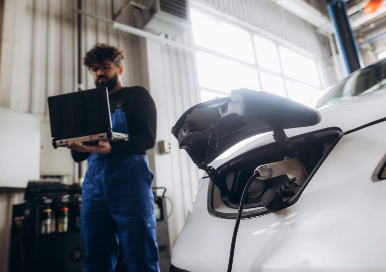 Mecánico taller coche eléctrico