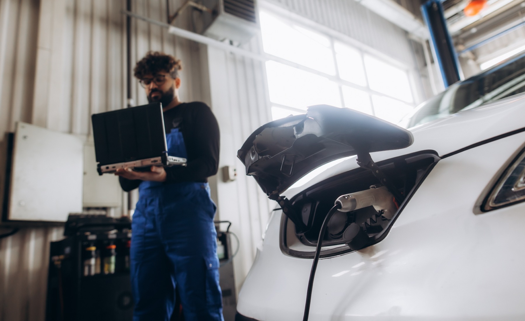Mecánico taller coche eléctrico
