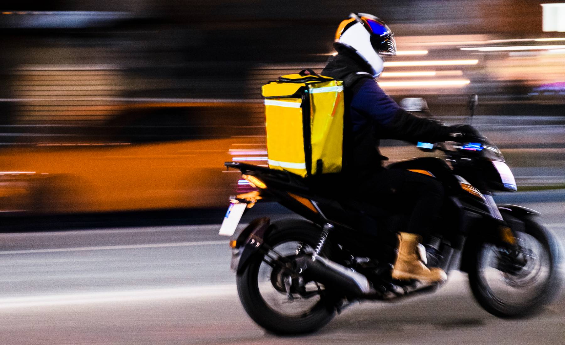 Mensajero moto sin chaleco