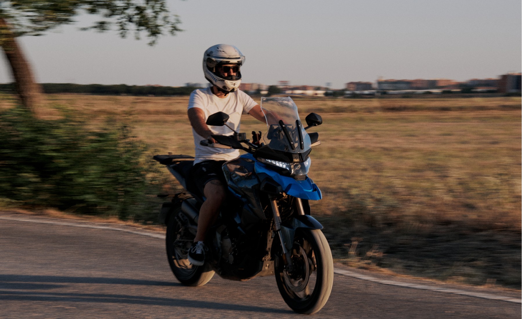 Motorista en carretera sin guantes