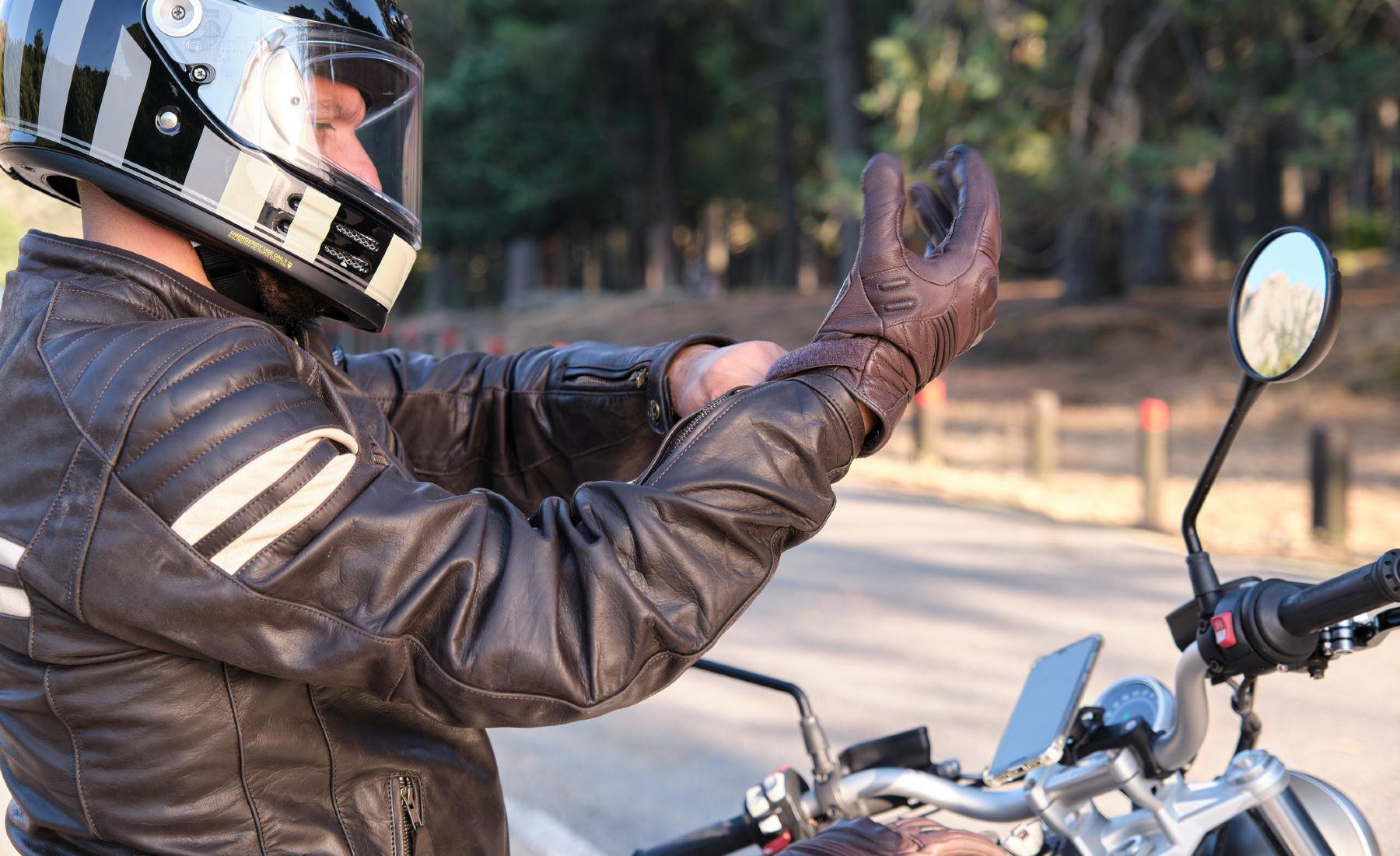 Motorista colocándose los guantes