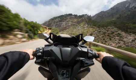 Motorista sin guantes