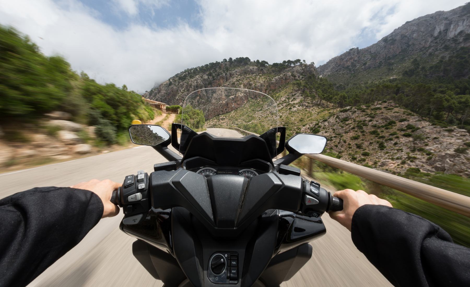 Motorista sin guantes