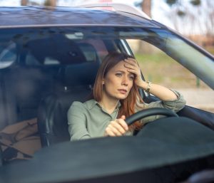 Mujer conduciendo asustada