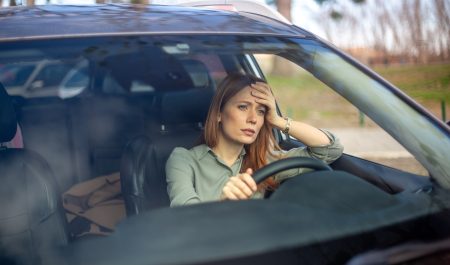 Mujer conduciendo asustada