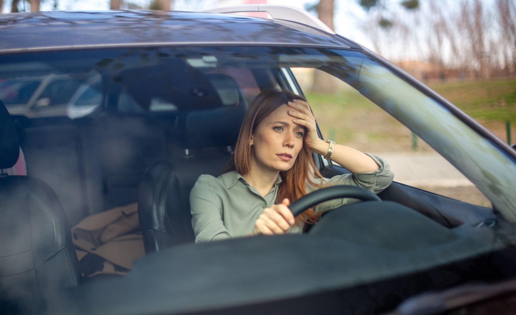 Mujer conduciendo asustada