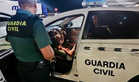 Niño olvidado gasolinera