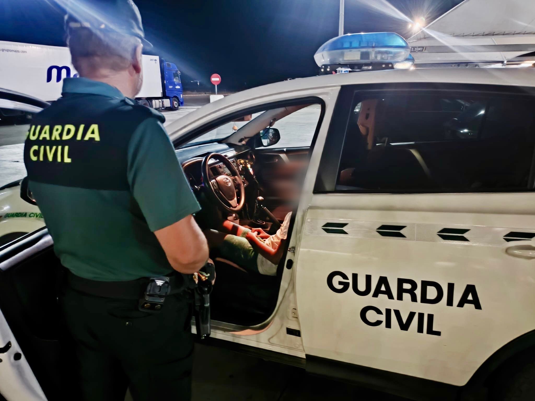 Niño olvidado gasolinera
