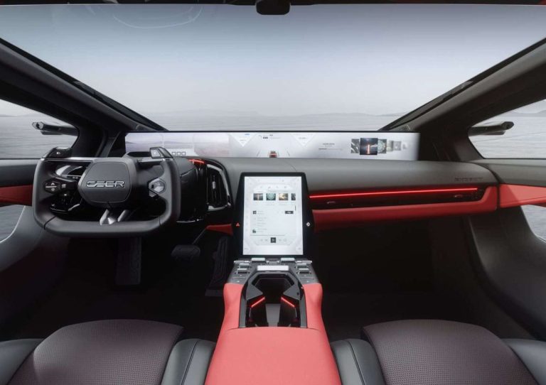 El parabrisas más grande del mundo ya no es de Tesla: el sorprendente récord que llega desde Arabia Saudí 