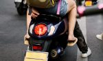 Si vas de pasajero en moto a partir del 1 de octubre, atento: la DGT también te multará si no llevas este calzado