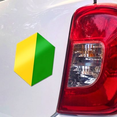 La curiosa pegatina japonesa para el coche que será obligatoria desde el 1 de octubre en Europa: ¿qué significa?