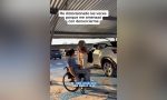 Aparcó entre dos plazas reservadas en un Carrefour y un hombre en silla de ruedas no pudo evitar enfadarse: cuando la dueña volvió, la situación fue a peor