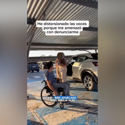 Aparcó entre dos plazas reservadas en un Carrefour y un hombre en silla de ruedas no pudo evitar enfadarse: cuando la dueña volvió, la situación fue a peor