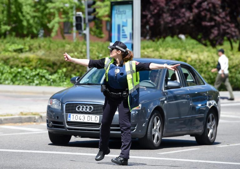 Policía Municipal de Madrid dirigiendo el tráfico
