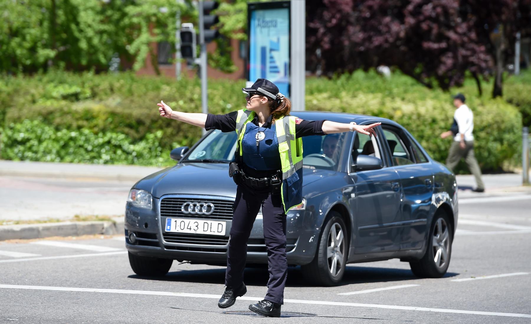 Policía Municipal de Madrid dirigiendo el tráfico