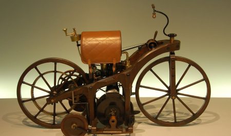 ¿Conoces la primera motocicleta de la historia? Así era la Reitwagen