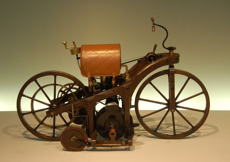 ¿Conoces la primera motocicleta de la historia? Así era la Reitwagen