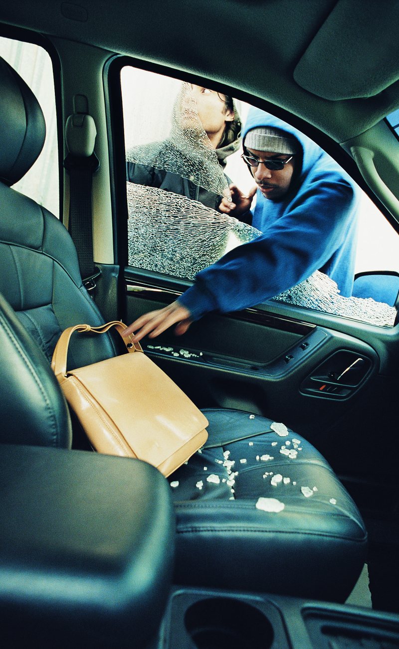 Robando bolso del coche