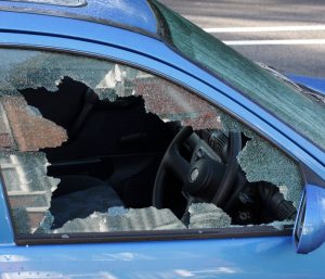 Robo coche ventanilla rota