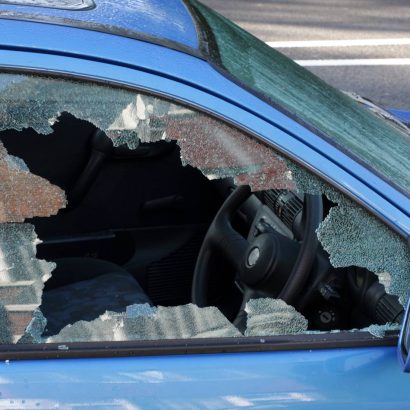Te han roto la ventanilla para robarte en el coche: el error fatal que jamás debes cometer al descubrirlo