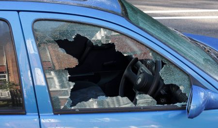 Robo coche ventanilla rota